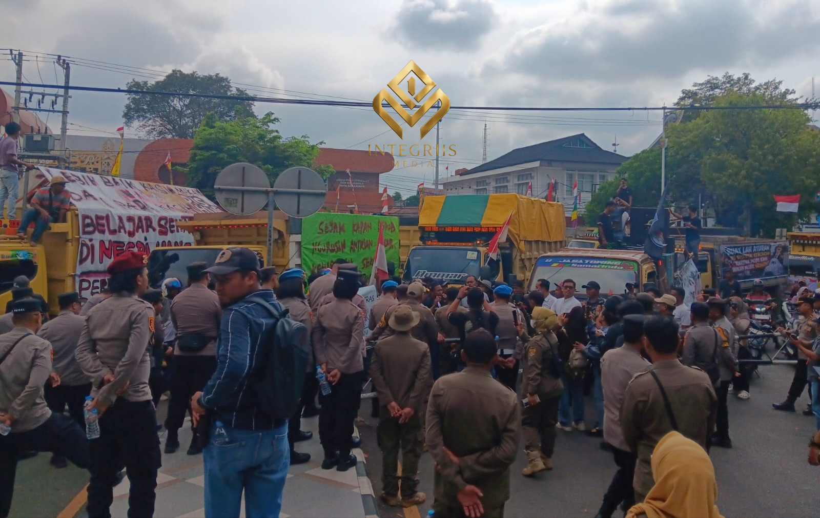 Ribuan Sopir Truk FGSS Gempur Kantor Walikota Samarinda, Tolak Aturan Kupon Solar Subsidi dan ODOL